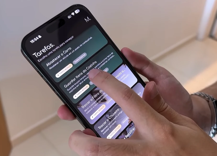 Tela de tarefas do app com opções como abastecer o carro e guardar itens da cozinha